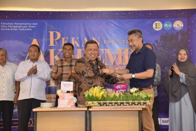 
					Dekan Fakultas Matematika dan Ilmu Pengetahuan Alam Prof. Dr. Lufsyi Mahmudin, S.Si., M.Si. Memberikan potongan Tumpeng Kepada Wakil Rektor Bidang Akademik Prof. Dr. Eng. Ir. Andi Rusdin, S.T., M.T., M.Sc, (Foto: Istimewa)