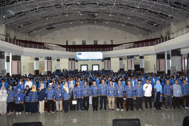 
					Rektor Universitas Tadulako (Untad) Prof. Dr. Ir. Amar, S.T., M.T., IPU., Asean Eng. Foto Bersama Peserta KKN Angkatan 113, (Foto: Istimewa)