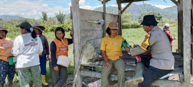 
					Jajaran Polsek Lore Utara melanjutkan agenda kemanusiaan dengan menggelar Bakti Kesehatan bagi warga Desa Alitupu, Kecamatan Lore Utara, Kabupaten Poso, (Foto: Istimewa)