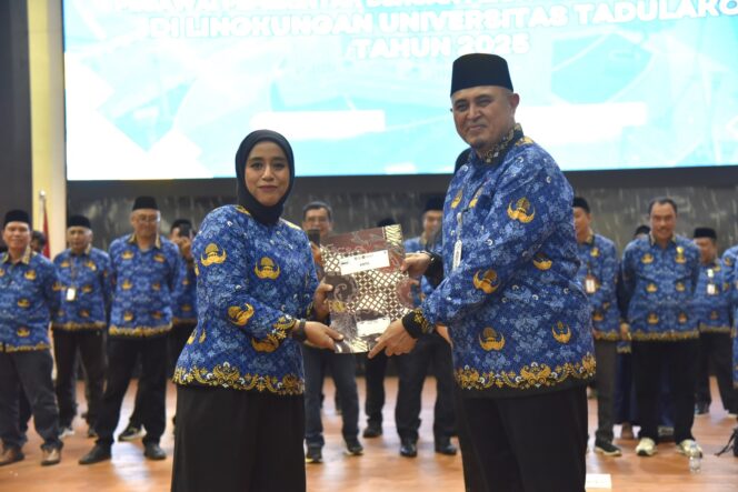 
					Penyerahan SK P3k Oleh Rektor Universitas Tadulako Prof. Dr. Ir. Amar, ST., MT., IPU., Asean Eng. (Foto: Istimewa)