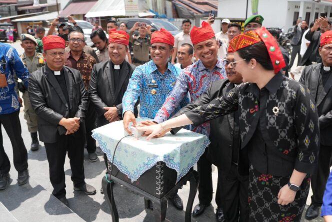 
					Gubernur Sulawesi Tengah Dr. H. Anwar Hafid, M.Si. meresmikan Gedung Baru Kantor Sinode Gereja Kristen Sulawesi Tengah (GKST), (Foto: Istimewa)
