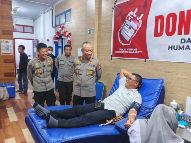 
					Aksi Donor Darah Berlangsung di Kantor Palang Merah Indonesia (PMI) Provinsi Sulawesi Tengah, Diikuti Oleh Personel Dari Berbagai Satuan Kerja Polda Sulteng Serta Masyarakat Umum, (Foto: Istimewa)