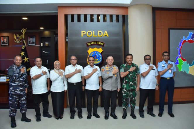 
					Suasana hangat dan penuh keakraban mewarnai pertemuan jajaran Forum Koordinasi Pimpinan Daerah (Forkopimda) Sulawesi Tengah dengan Kapolda Sulteng Irjen Pol Dr. Agus Nugroho, (Foto: Istimewa)