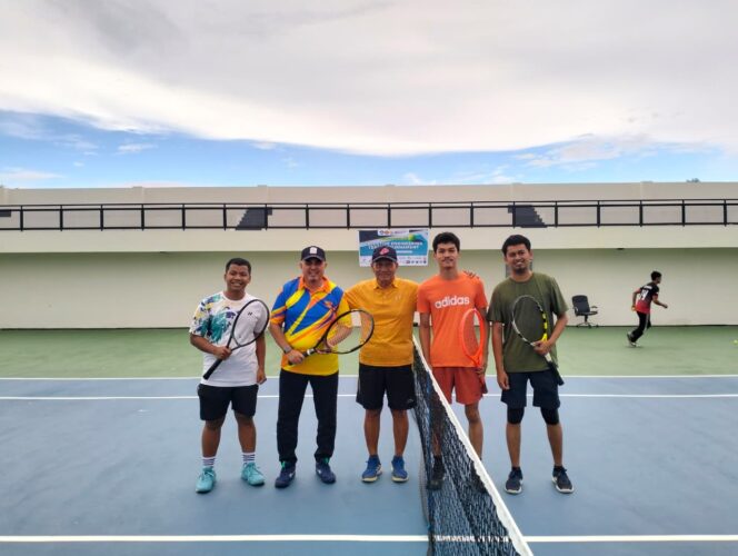 
					Rektor Universitas Tadulako Prof. Dr. Ir. Amar, ST., MT., IPU., Asean Eng. Mengikuti Pertandingan Tenis Eksekutif Dalam Rangka Dies Natalis Fakultas Teknik Ke 42. (Foto: Istimewa)