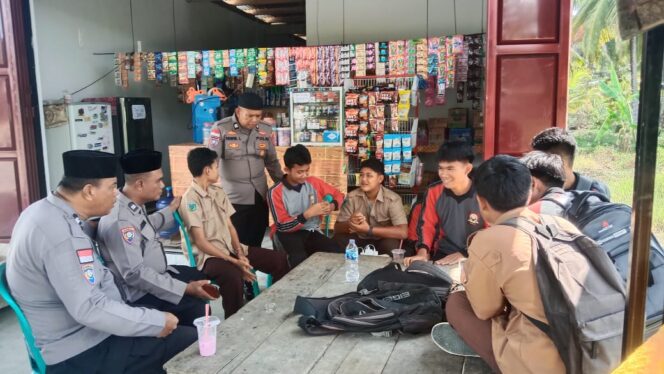 
					Satgas II Preemtif Operasi Madago Raya, tim Da’i Kamtibmas Polri melaksanakan kegiatan sambang dan pembinaan terhadap pelajar SMA Ampibabo yang tengah berkumpul di salah satu kios warga di Desa Ampibabo, (Foto: Istimewa)