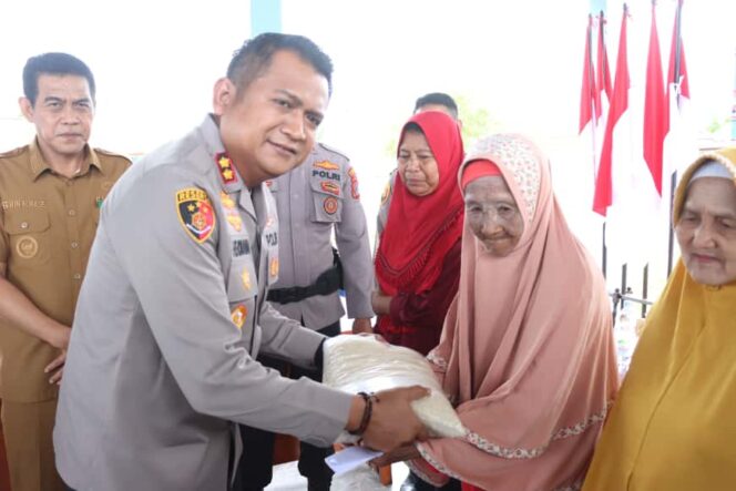 
					Kapolres Parigi moutong AKBP Dr. Hendrawan A.N., S.I.K., M.H. Saat Menyerahkan Bantuan Sosial Kepada Masyarakat Desa Petapa Dalam Rangka HUT Polairud Ke 75, (Foto: Istimewa)