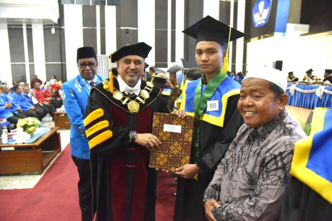 
					Rektor Universitas Tadulako (Untad) Prof. Dr. Ir. Amar, S.T., M.T., IPU., Asean Eng. Menyerahkan Sertifikat Penghargaan Kepada Wisudawan Terbaik Tingkat universitas, (Foto: Istimewa)