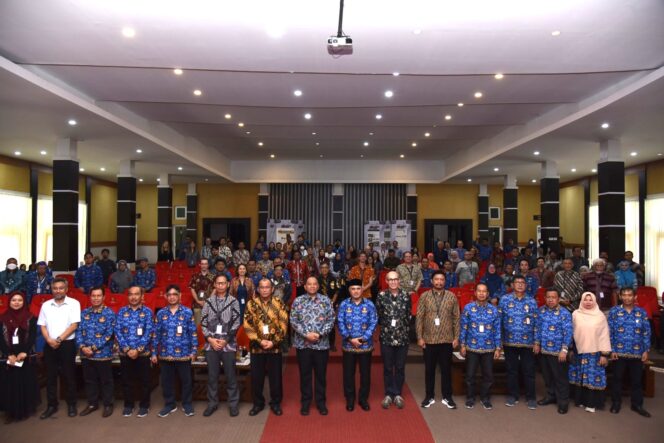 
					Rektor Universitas Tadulako Prof. Dr. Ir. Amar, S.T., M.T., IPU., Asean Eng. Foto Bersama Peserta, (Foto: Istimewa)