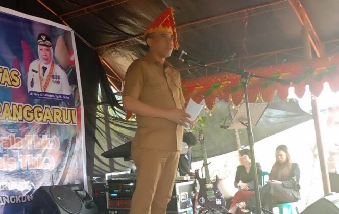 
					Gubernur Sulteng, Anwar Hafid saat menghadiri syukuran massal di kebun warga, (Foto: Istimewa)