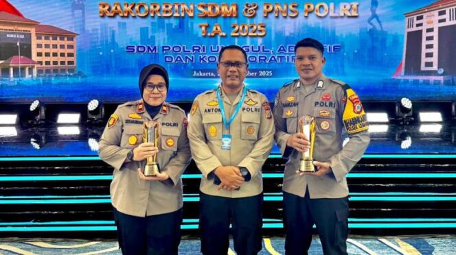 
					Dua personel Polda Sulteng, IPTU Siti Elminawati, S.H., M.H, (kanan) dan BRIPKA Hamza Ladema, (kiri) saat menerima penghargaan Hoegeng Corner, di Hotel Mercure Ancol, Jakarta, (Foto: Istimewa)