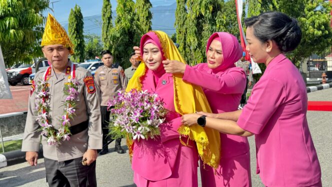 
					Kapolda Sulteng baru, Irjen Pol Dr. Endi Sutendi dan Ketua Bhayangkari Daerah Sulteng, Ny. Ida Endi Sutendi saat disambut dengan tradisi adat Kaili di Mapolda Sulteng, (Foto: Istimewa)