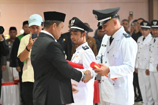 
					Bupati Morowali, Iksan, saat melantik dua Kades PAW. (Foto: Istimewa)