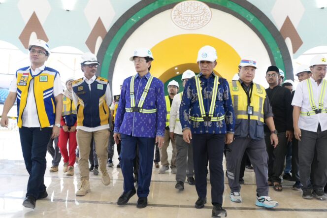 
					Menteri Agama Republik Indonesia, Prof. Dr. H. Nasaruddin Umar, M.A., bersama Gubernur Sulawesi Tengah, Dr. H. Anwar Hafid, M.Si., meninjau langsung progres akhir pembangunan Masjid Raya Baitul Khairaat Palu, (Foto: Istimewa)