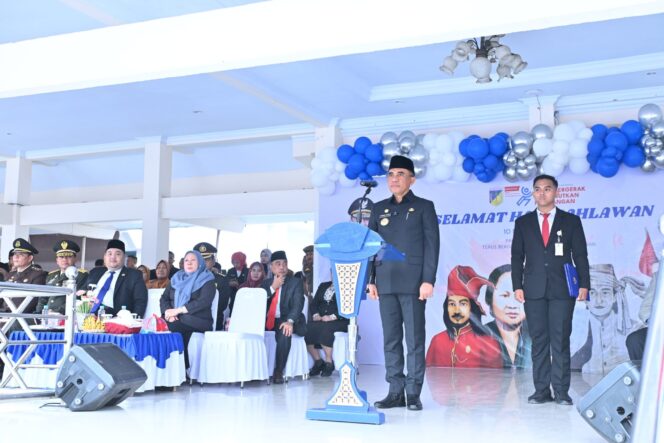 
					Gubernur Sulawesi Tengah, Dr. H. Anwar Hafid, M.Si., bertindak sebagai inspektur upacara, peringatan Hari Pahlawan ke-80 Tingkat Provinsi Sulawesi Tengah. (Foto: Istimewa)