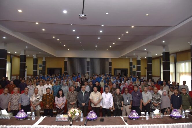 
					Rektor Universitas Tadulako Prof. Dr. Ir. Amar, ST., MT., IPU., Asean Eng. Berfoto Bersama Peserta Workshop. (Foto: Istimewa)