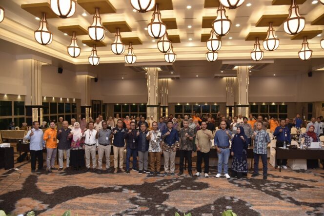 
					Rektor Untad yang diwakili Wakil Rektor Bidang Akademik, Prof. Dr. Eng. Ir. Andi Rusdin, S.T., M.T., M.Sc. Foto Bersama Peserta Workshop. (Foto: Istimewa)