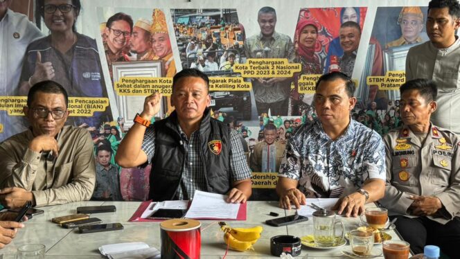 
					Direktur Reserse Kriminal Umum (Dirreskrimum) Polda Sulteng, Kombes Pol Djoko Tjahjono, dalam konferensi pers yang digelar di Warkop Sudimari K2, Jalan Masjid Raya, (Foto: Istimewa)
