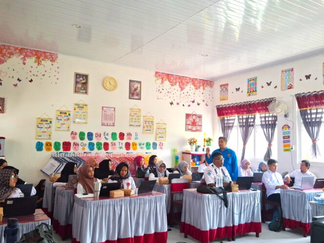 
					Ketua Tim PKM, Dr. Yusdin Gagaramusu, Lc., M.Ed. Memberikan Materi Terkait Penguatan Kompetensi Guru SD dalam Penyusunan Bahan Ajar Digital dan Media Pembelajaran Berbasis Teknologi, (Foto: Istimewa)