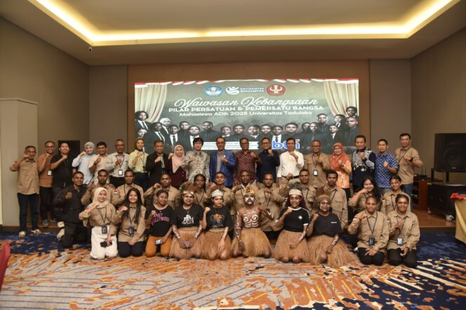 
					Wakil Rektor Bidang Kemahasiswaan dan Alumni Dr. Ir. Sagaf Dajalalemba, MP. Berfoto Bersama Mahasiswa ADik Untad Tahun 2025, (Foto: Istimewa)