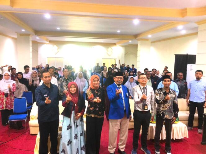 
					Rektor Universitas Alkhairaat Dr. Muhammad Yasin, SE., MP. Melakukan Foto Bersama Pemateri dan Peserta Sharia Talks, (Foto: Istimewa)