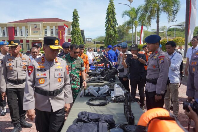 
					Kapolda Sulawesi Tengah, Irjen Pol Dr. Endi Sutendi Mengecek Seluruh Pasukan Apel Kesiapan Tanggap Darurat Bencana Hidrometeorologi di Lapangan Mapolda Sulteng, (Foto: Istimewa)