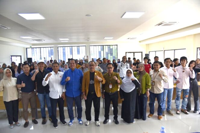 
					Wakil Rektor Bidang Kemahasiswaan dan Alumni Universitas Tadulako Melakukan Foto Bersama Peserta dan Dewan Juri, (Foto: Istimewa)