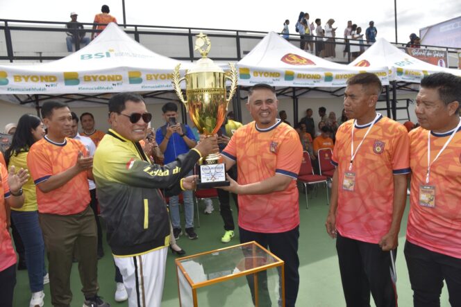 
					Ketua Umum PP Pelti, Nurdin Halid Menyerahkan Piala Bergilir Open Turnamen Tenis Lapangan Rektor Untad Cup II  Kepada Rektor Universitas Tadulako Prof. Dr.; Ir. Amar, ST., MT., IPU., Asean Eng. (Foto: Istimewa) 