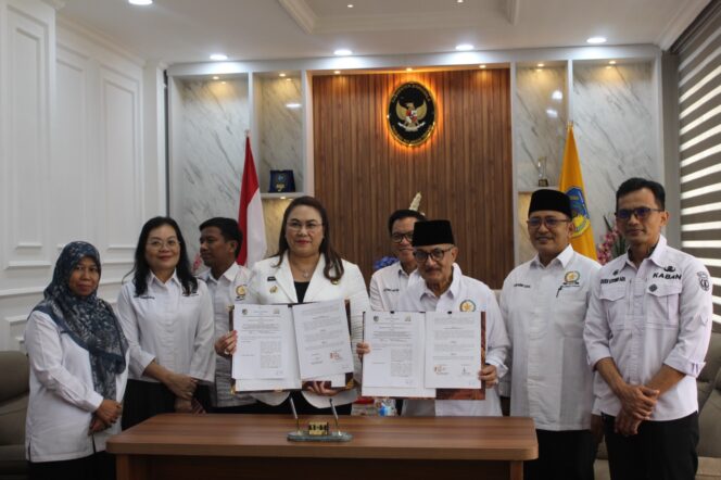 
					Ketua Forum Kerukunan Umat Beragama (FKUB) Sulawesi Tengah, Prof. Dr. KH. Zainal Abidin, M.Ag., usai menandatangani kesepakatan kemitraan dengan Pemerintah Kabupaten Donggala. (Foto: Istimewa)