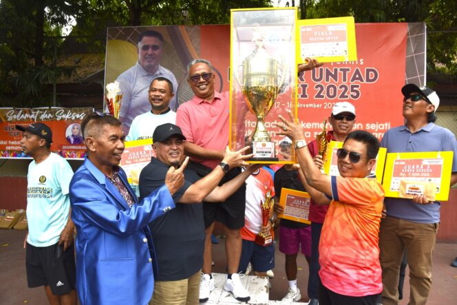 
					Rektor Universitas Tadulako  (Untad) Prof. Dr. Ir. Amar, ST., MT., IPU., Asean Eng. Memberikan Piala Bergilir Kepada Tim Tenis Untad. (Foto: Istimewa)