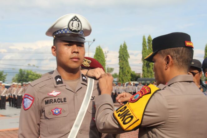 
					Wakapolda Sulteng, Brigjen Pol Dr. Helmi Kwarta Kusuma Putra Rauf, Memimpin Apel Operasi Lilin Tahun 2025. (Foto: Istimewa)