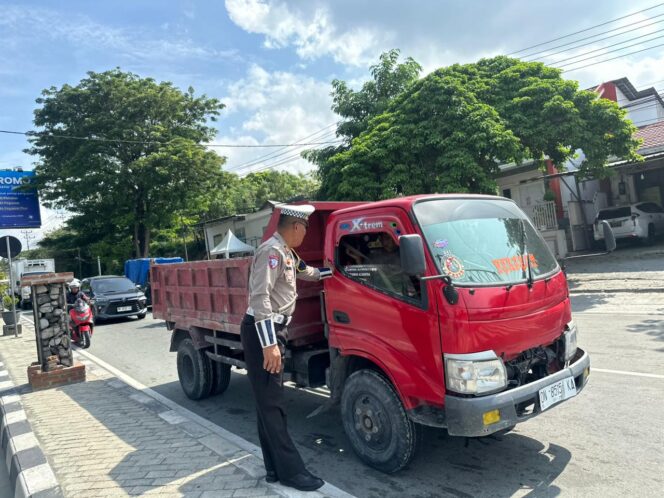 
					Satuan Tugas (Satgas) Preventif Operasi Zebra Tinombala 2025 melaksanakan kegiatan pemantauan, pengaturan arus lalu lintas, serta patroli di sejumlah titik di Kota Palu. (Foto: Istimewa)