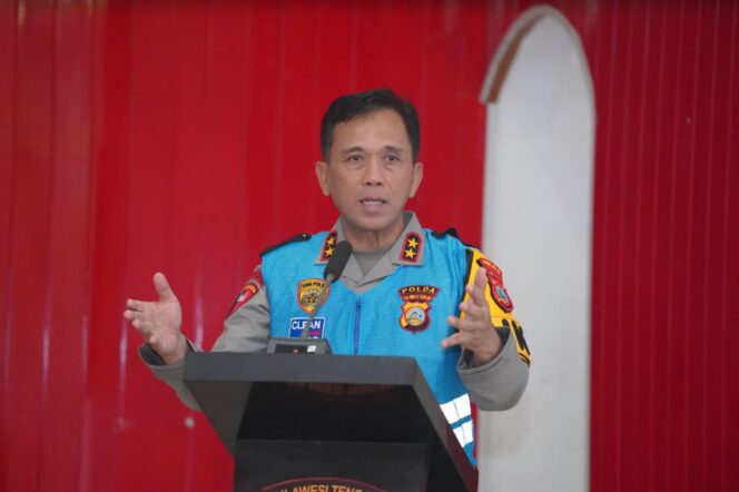 
					Kapolda Sulteng, Irjen Pol Dr. Endi Sutendi, saat memimpin penandatanganan pakta integritas dan pengambilan sumpah penerimaan Bintara Brimob Polri TA 2026 di Aula Torabelo Polresta Palu. (Foto: Istimewa)