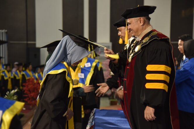 
					Rektor Universitas Tadulako Prof. Dr. Ir. Amar, ST., MT., IPU., Asean Eng. Melantik Wisudawan Angkt. 133. (Foto: Istimewa)