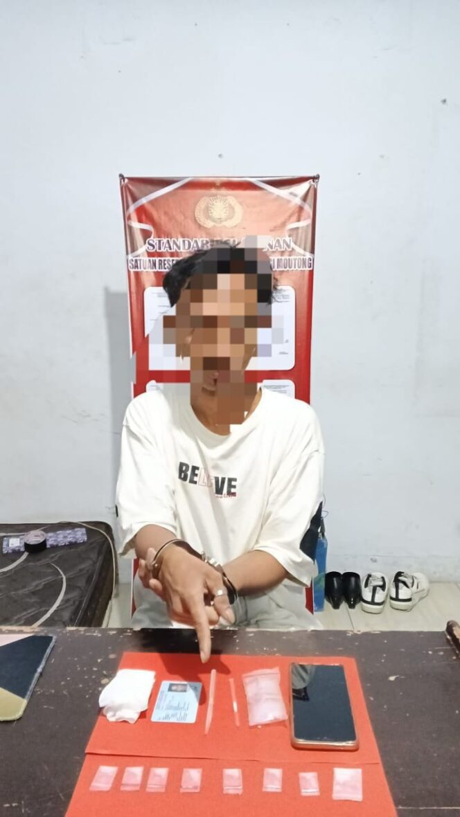 
					Personil Satres Narkoba Polres Parimo bekuk terduga pelaku Narkoba jenis Sabu, di Desa Ongka Persatuan, Kecamatan Ongka Malino. (Foto: Istimewa)