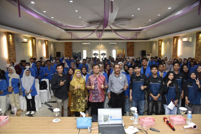 
					Wakil Rektor Bidang Kemahasiswaan dan Alumni Dr. Ir. Sagaf Djalalembah Berfoto Bersama Peserta dan Pemateri. (Foto: Istimewa)
