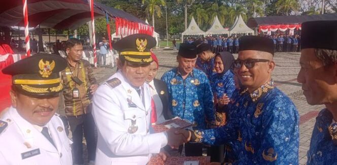 
					Bupati Parigi Moutong Saat Menyerahkan SK PPPK Tahap 1. (Foto: Istimewa)