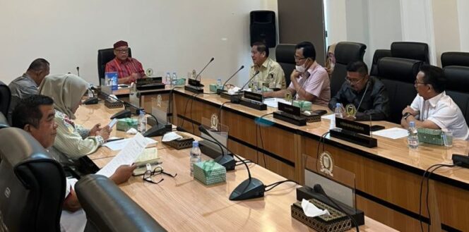 
					Ketua DPRD Provinsi Sulawesi Tengah, Arus Abdul Karim memimpin Rapat Banmus, di Ruang Baruga Gedung B, Lantai 3 DPRD Sulteng, Jalan Sam Ratulangi, (Foto: Istimewa)