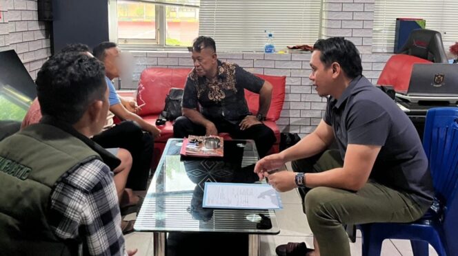 
					Pertemuan pihak Polresta Palu bersama warga yang menjadi korban penipuan jual beli mobil online. (Foto: Istimewa)  