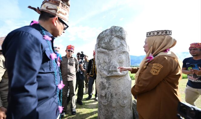 
					Menteri Kebudayaan Republik Indonesia, Dr. H. Fadli Zon, S.S., M.Sc., bersama Wakil Gubernur Sulteng, dr. Reny A Lamadjido, saat kunjungan kerja ke Kawasan Cagar Budaya Lore Lindu, tepatnya di Lembah Behoa, Kecamatan Lore Tengah. (Foto: Istimewa)