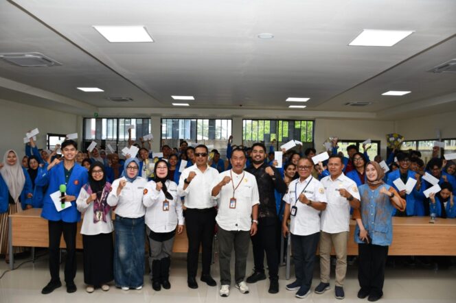 
					Wakil Rektor Bidang Kemahasiswaan dan ALumni Universitas Tadulako Memberikan Reward Kepada Mahasiswa Berprestasi Tahun 2025. (Foto: Istimewa)