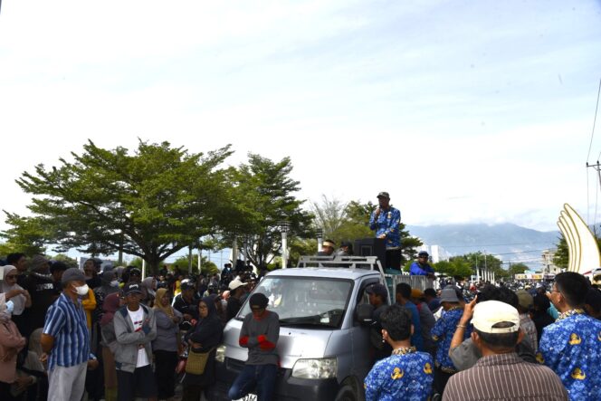 
					Wakil Rektor Bidang Kemahasiswaan dan Alumni Universitas Tadulako Dr. Ir. Sagaf Djalalemba, MP Saat Menemui Massa Masyarakat Tondo. (Foto: Istimewa)