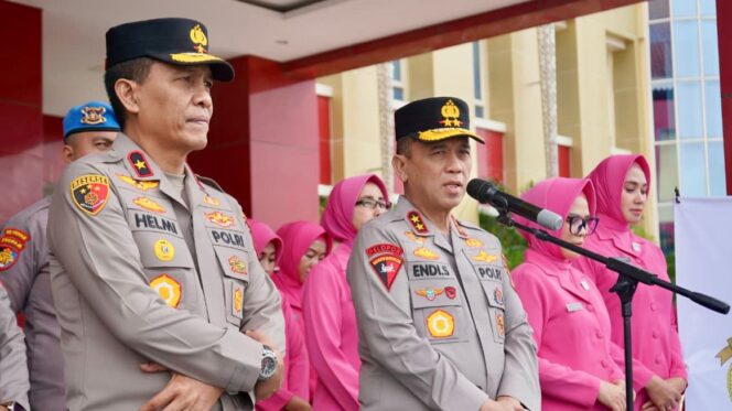 
					Kapolda Sulteng Irjen Pol Endi Sutendi memimpin langsung pelepasan bantuan kemanusiaan secara simbolis di halaman lobi Mapolda Sulteng. (Foto: Istimewa)
