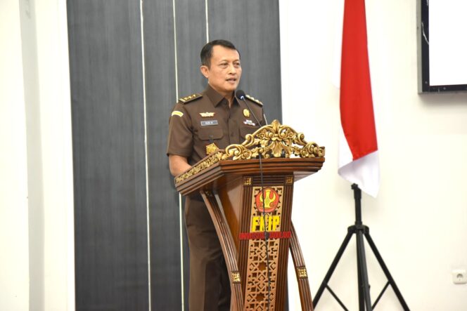 
					Jaksa Agung Muda Pengawasan (JAMWAS) Kejaksaan RI, Prof. Dr. Rudi Margono, S.H., M.Hum Saat Memberikan Kuliah Umum. (Foto: Istimewa)
