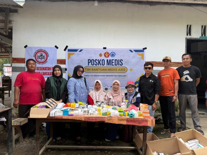
					Relawan Medis dari Untad melayani warga terdampak banjir, di Kabupaten Langkat, Sumatera Utara. (Foto:: Istimewa)