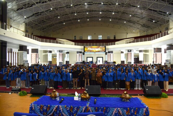 
					Wakil Rektor Bidang Keuangan dan Umum Prof. Dr. Ir. M. Rusydi, M.Si. Foto Bersama Peserta Sosialisasi SIGA 8. (Foto: Istimewa)