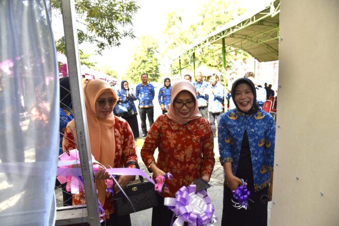 
					Ketua DWP Untad Ibu Ir. Susanty Kamah Amar Saat Melakukan Peresmian Kantin Corner Bergizi Sehat. (Foto: Istimewa)