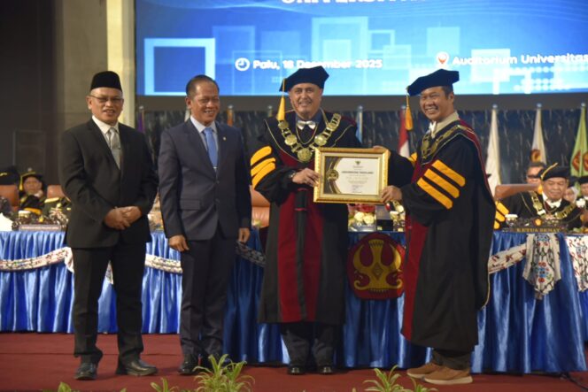 
					Wakil Rektor Bidang Keuangan dan Umum Menyerahkan Penghargaan Kepada Rektor Universitas Tadulako Atas Raihan Predikat Badan Publik Informatif kategori Perguruan Tinggi Negeri dalam ajang Anugerah Keterbukaan Informasi Publik yang diselenggarakan Komisi Informasi Pusat (KIP) Republik Indonesia. (Foto: Istimewa)