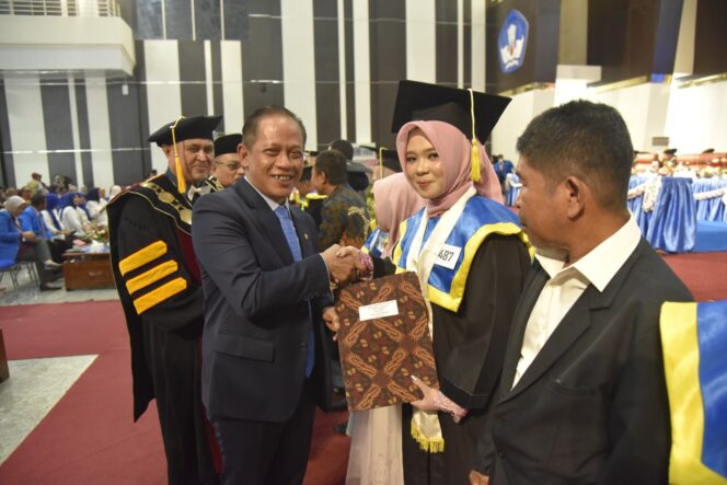 
					Menteri Lingkungan Hidup RI memberikan Reward Kepada Wisudawan Tingkat Universitas Tadulako pada wisuda ke 134. (Foto: Istimewa)