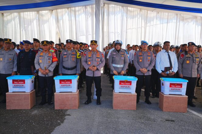 
					Kapolri Jenderal Polisi Drs. Listyo Sigit Prabowo, M.Si menunjukkan kepedulian dan empati kepada anggota Polri yang terdampak bencana alam di wilayah Polda Sumatera Barat dengan menyalurkan bantuan kemanusiaan. (Foto: Istimewa)