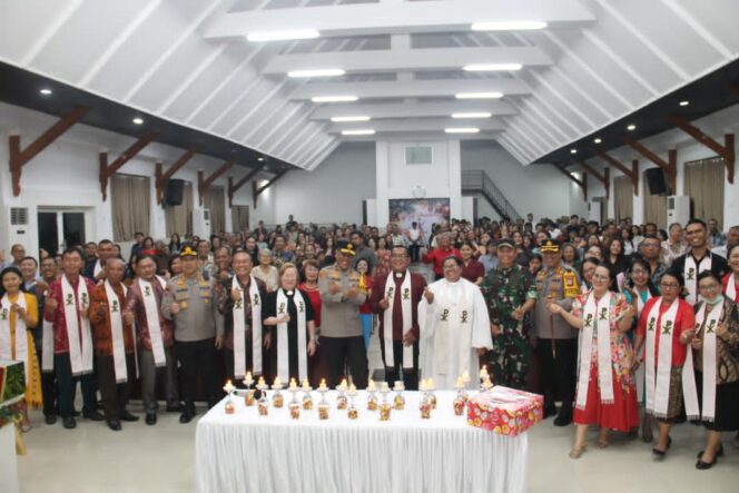 
					Wakapolda Sulawesi Tengah Brigjen Pol Helmi Kwarta Kusuma Putra Rauf turun langsung memimpin patroli dan pengecekan ke sejumlah gereja di wilayah Kota Palu. (Foto: Istimewa)